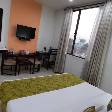Hotel The Marque มถุรา ภายนอก รูปภาพ