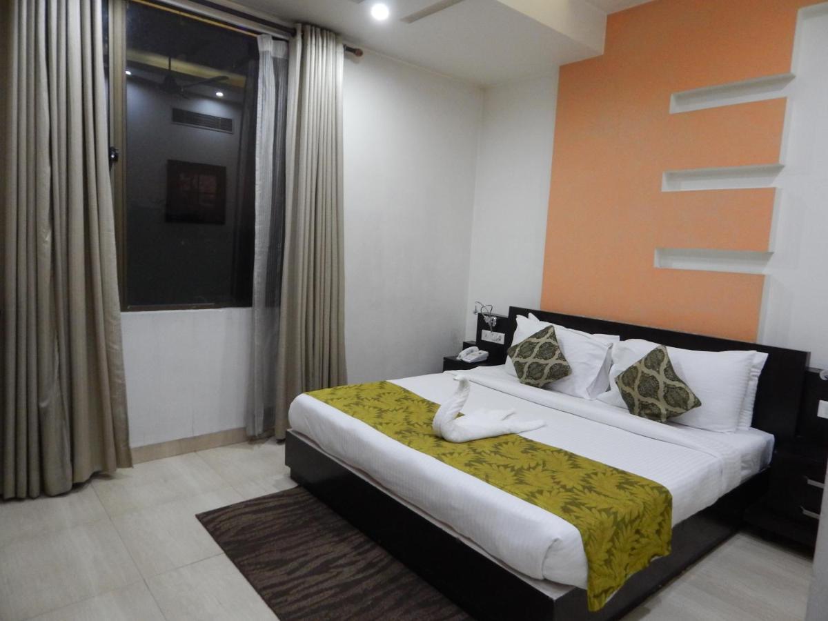 Hotel The Marque มถุรา ภายนอก รูปภาพ
