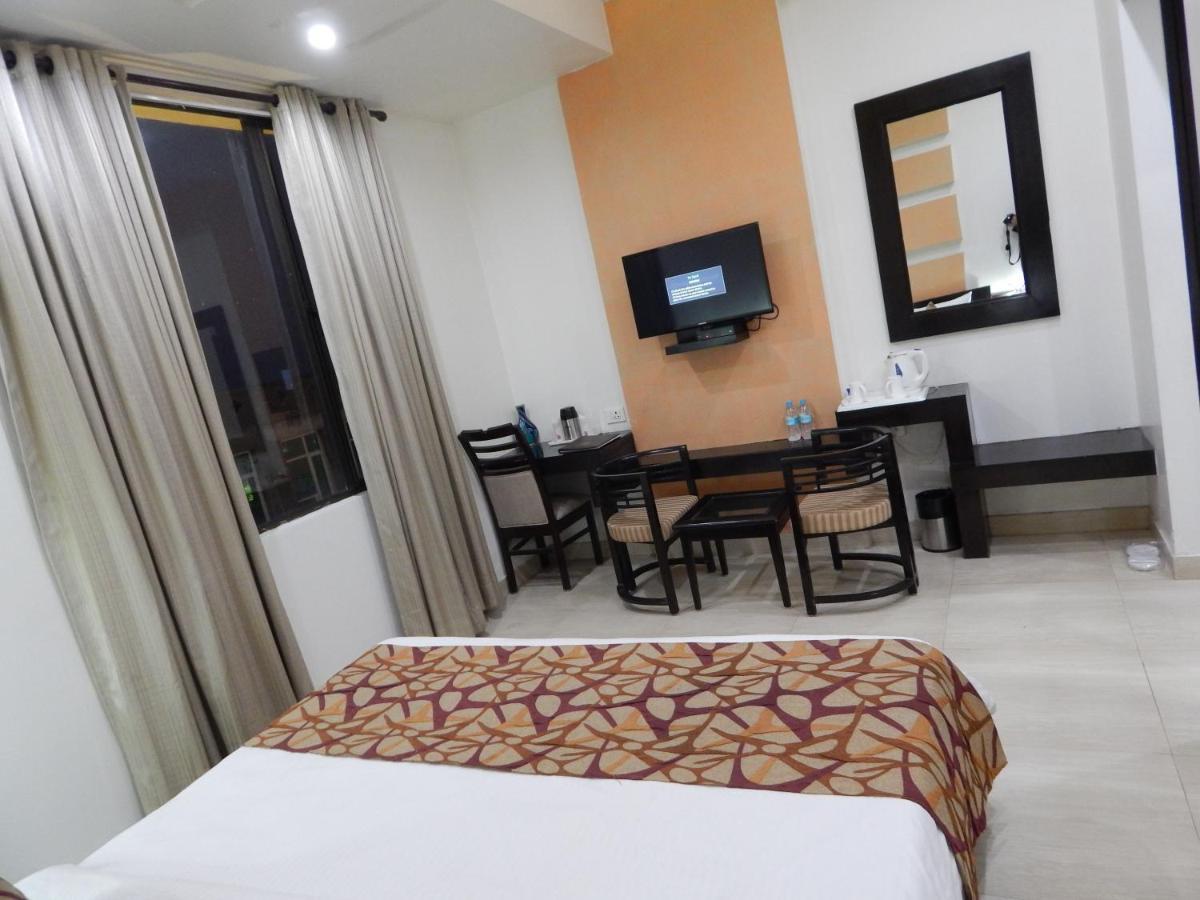 Hotel The Marque มถุรา ภายนอก รูปภาพ
