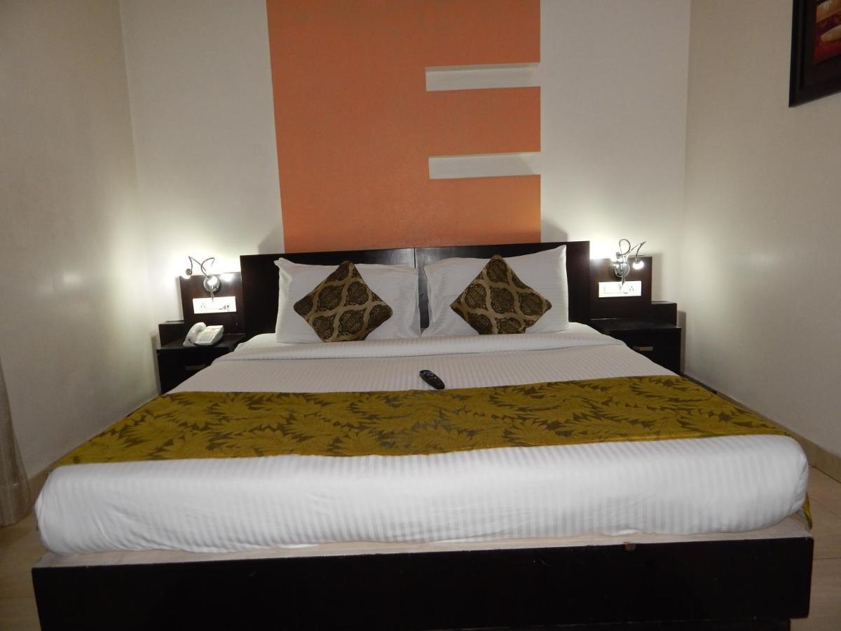 Hotel The Marque มถุรา ภายนอก รูปภาพ