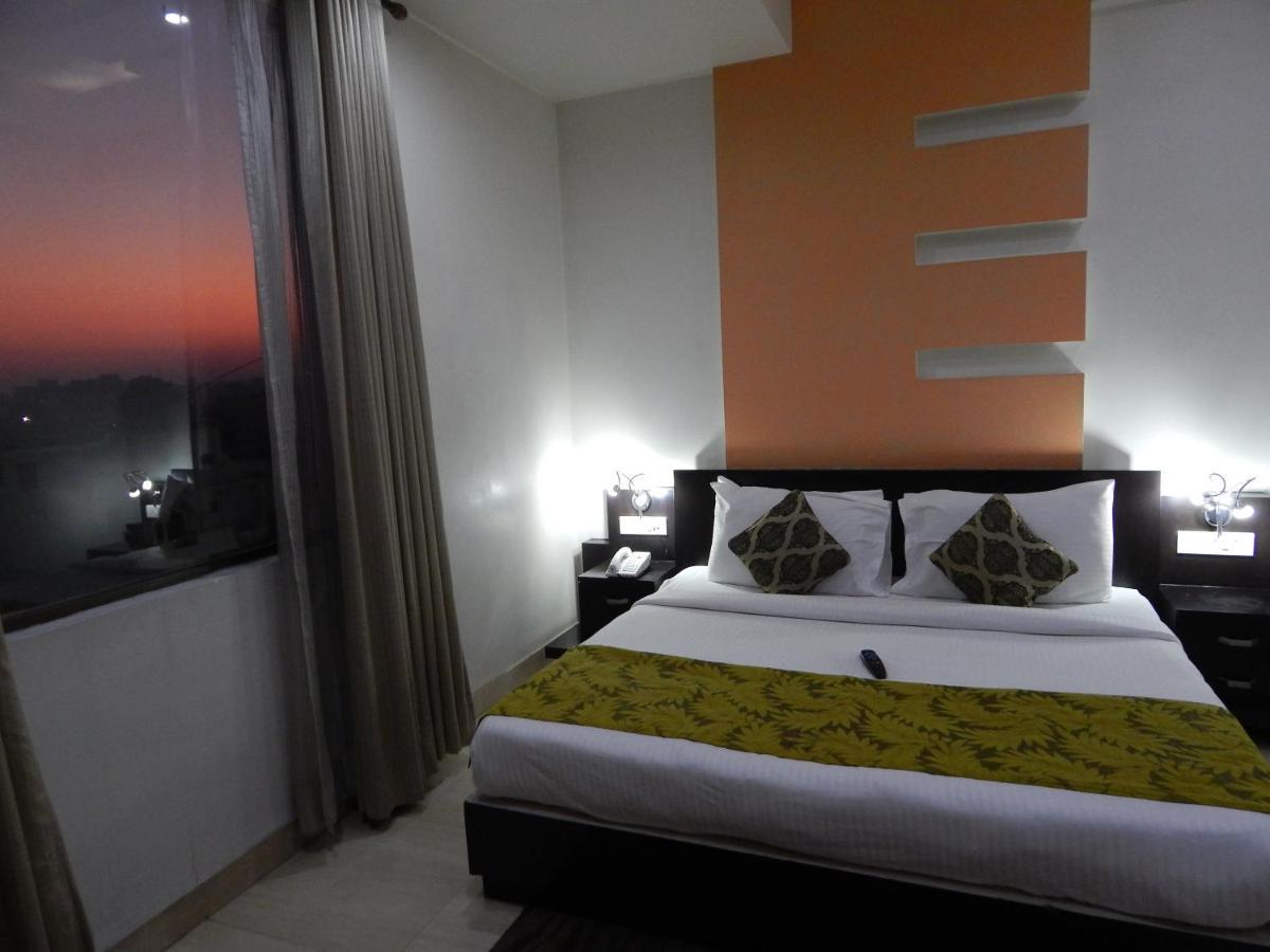 Hotel The Marque มถุรา ภายนอก รูปภาพ