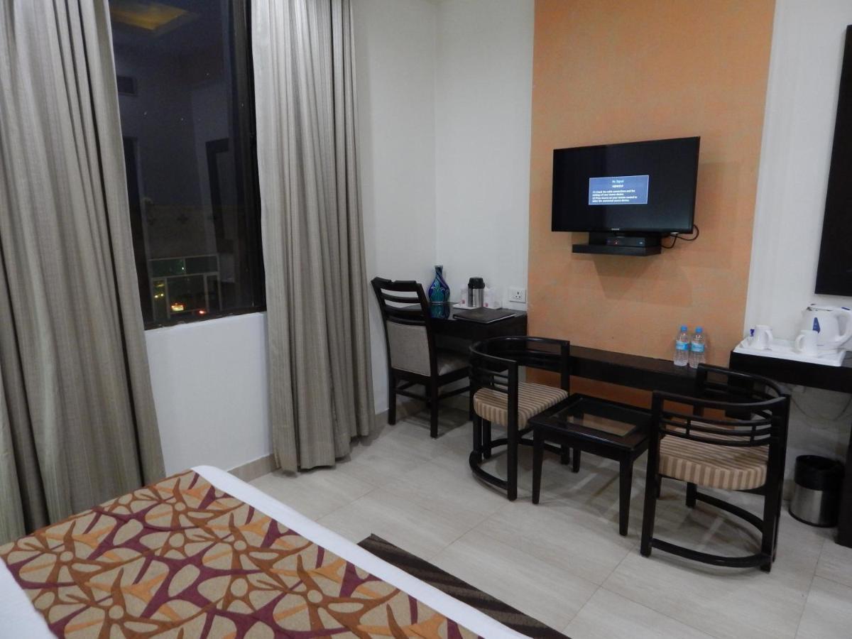 Hotel The Marque มถุรา ภายนอก รูปภาพ