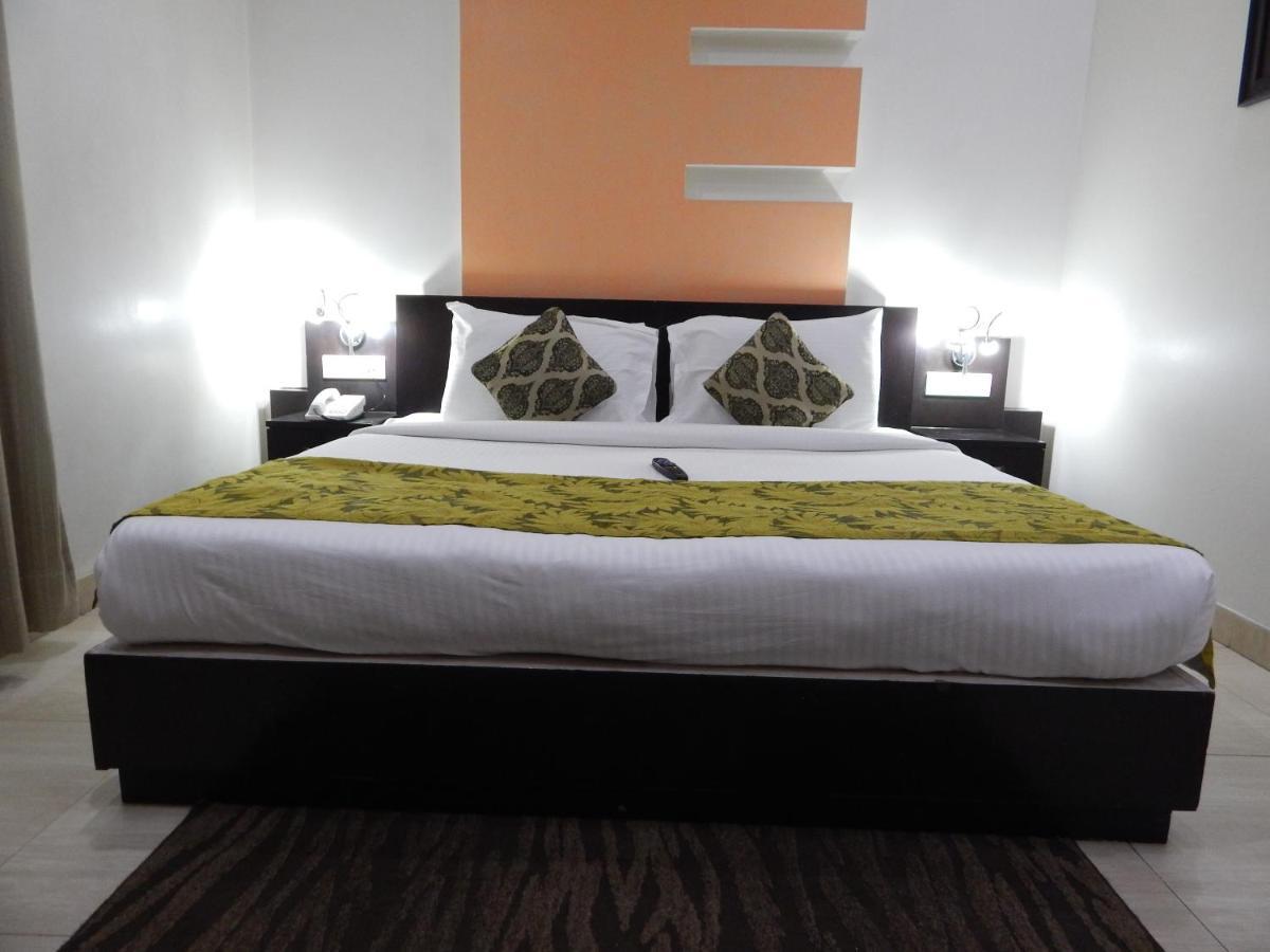 Hotel The Marque มถุรา ภายนอก รูปภาพ