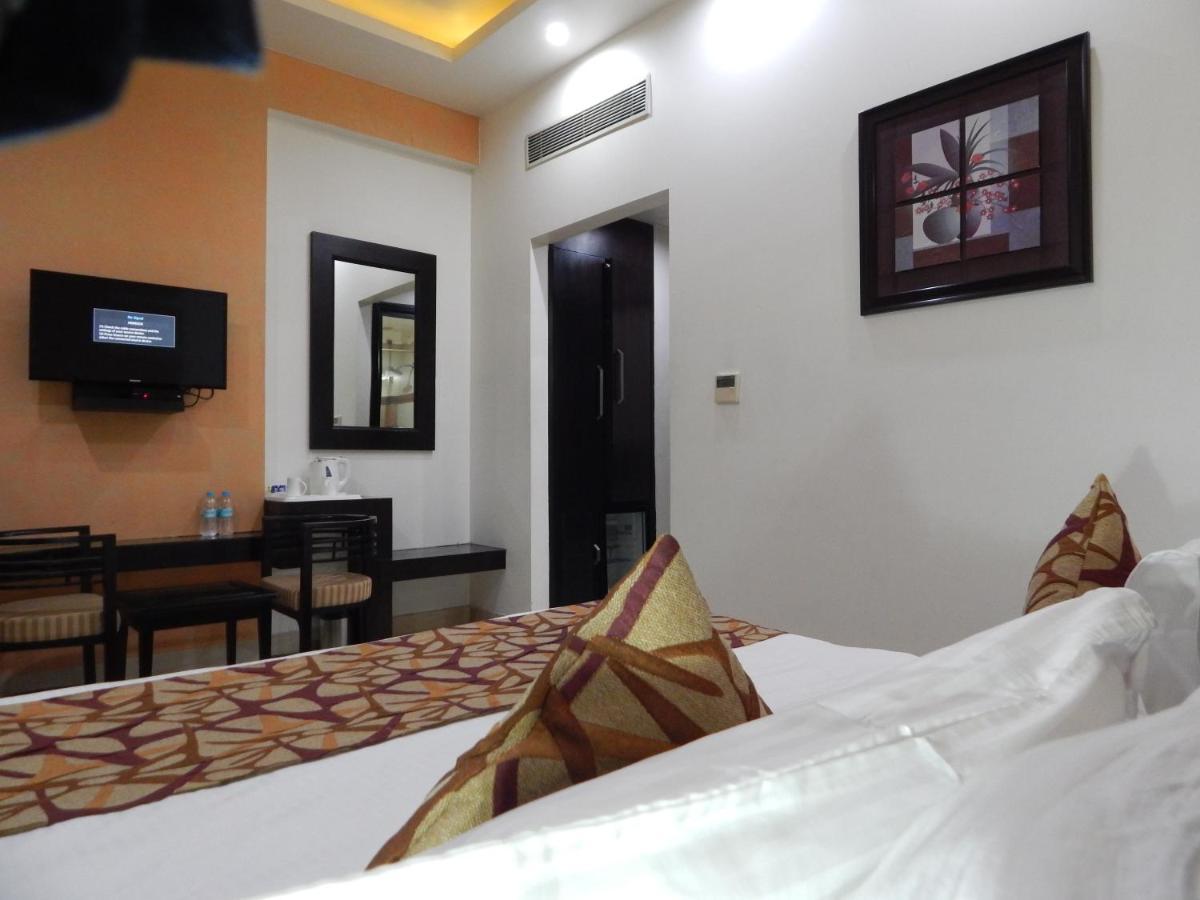 Hotel The Marque มถุรา ภายนอก รูปภาพ