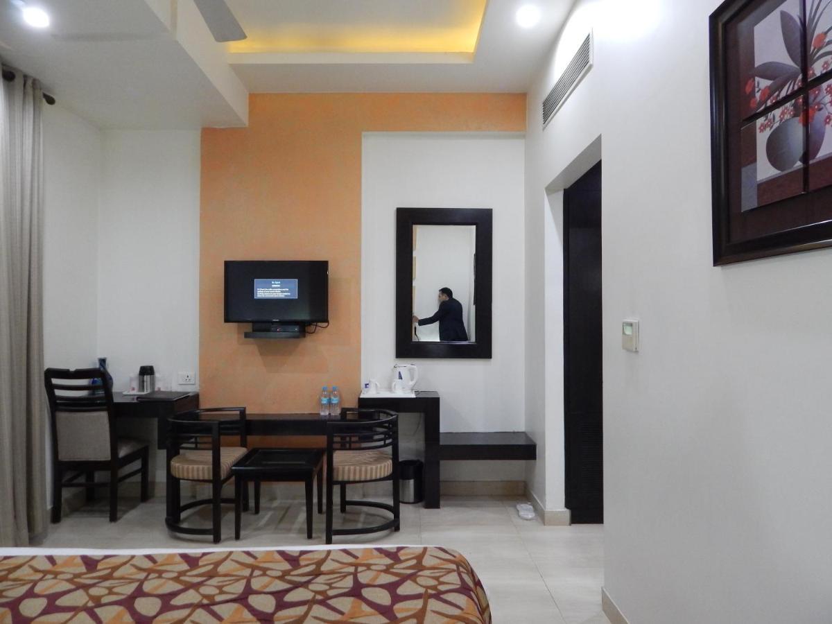 Hotel The Marque มถุรา ภายนอก รูปภาพ