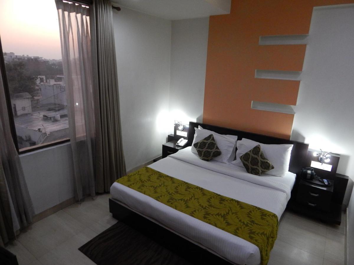 Hotel The Marque มถุรา ภายนอก รูปภาพ